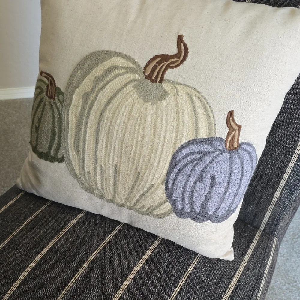 Pier 1 Cream Fabric with Gold Accent - Picture 1 of 6